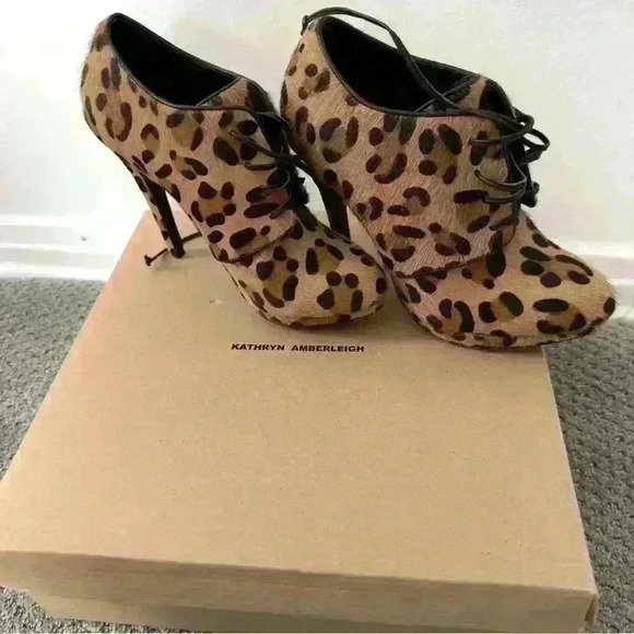 Kathryn Amberleigh leopard ankle boot size 8.5 in great condition whit box - Picture 1 of 7